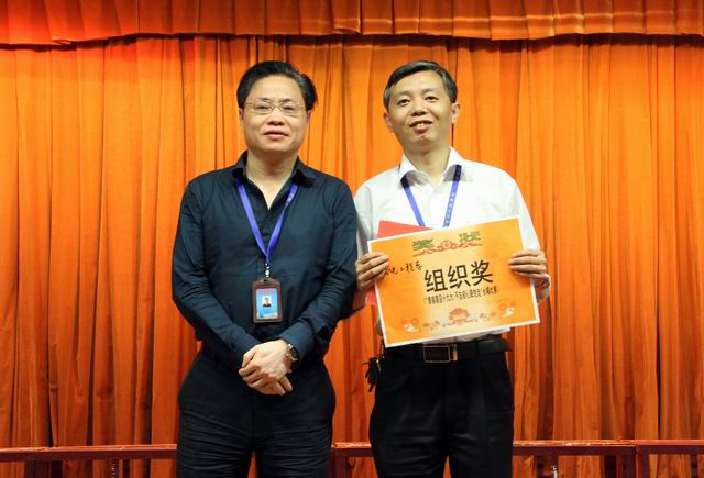 調整大小 9、任建設副院長給機電工程系頒發(fā)組織獎.jpg